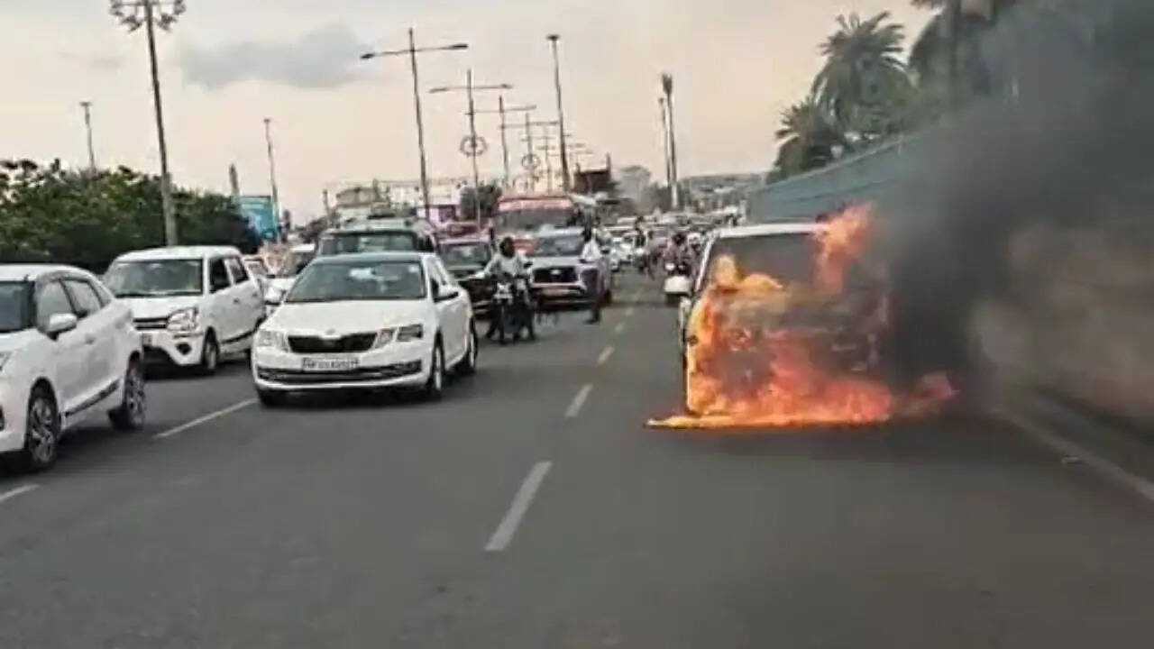 Video – लखनऊ में चलती कार में लगी आग, ड्राइवर ने कूदकर बचाई जान