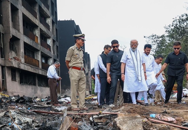 ‘तबाही का मंजर दुखद है… ‘ प्लेन क्रैश वाली जगह के दौरे के बाद PM मोदी का छलका दर्द