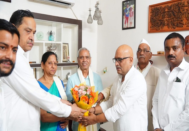 अंतरिक्ष स्टेशन में वायुसेना के ग्रुप कैप्टन शुभांशु शुक्ला ने रचा इतिहास, कांग्रेस ने उनके माता-पिता को शॉल भेंटकर किया सम्मानित