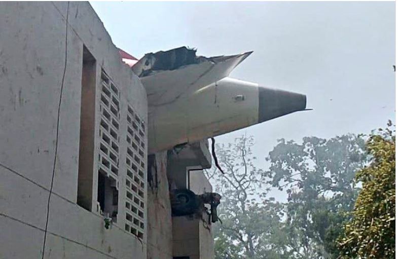 बिल्डिंग में जा घुसा एयर इंडिया का विमान, अहमदाबाद प्लेन क्रैश की देखें सबसे भयावह तस्वीर