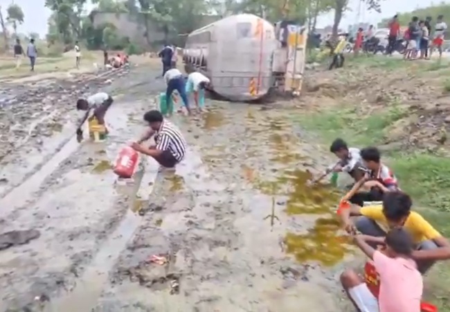 VIDEO: अमेठी में पलटा रिफाइंड से भरा टैंकर, कीचड़ से तेल छान–छानकर ले गए लोग