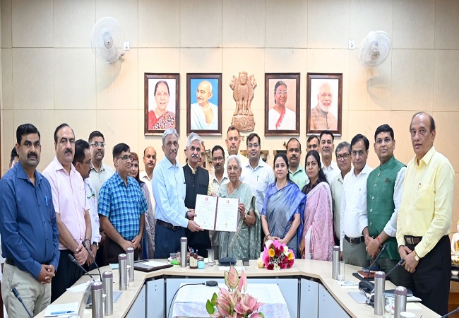 विश्वविद्यालयों के शोध कार्य केवल पुस्तकों में सीमित न रहें, बल्कि किसानों तक पहुंचें : आनंदीबेन पटेल
