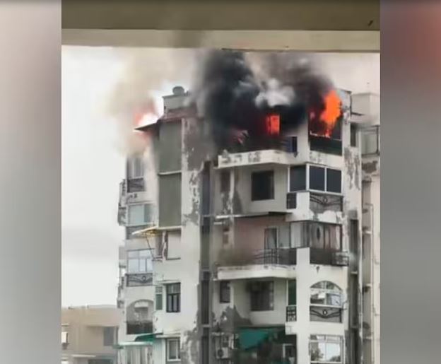 Delhi Fire Video : द्वारका में अपार्टमेंट की सातवीं मंजिल पर भीषण आग, जान बचाने कूदे भाई-बहन फिर पिता, तीनों की मौत