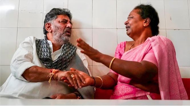 Bengaluru Stampede : ‘महिला ने बिना पोस्टमॉर्टम के बेटे का शव मांगा’, घटना को याद कर डीके शिवकुमार अपने आंसू नहीं रोक पाए और बिलख पड़े