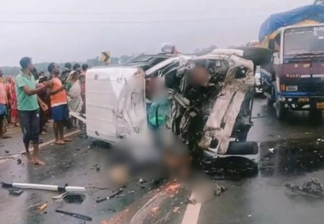 Big Accident: पश्चिम बंगाल के पुरुलिया जिले में कार और ट्रेलर की भीषण टक्कर, 9 लोगों की मौत