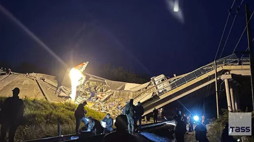 Bridge collapse in Russia :  रूस में पुल ढहने से पटरी से उतरी ट्रेन , कम से कम 7 लोगों की मौत , 30 अस्पताल में भर्ती
