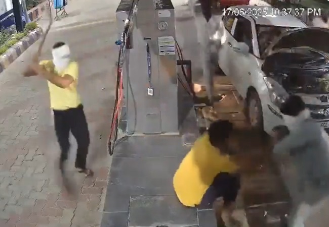 Video: बुलंदशहर में नकाबपोश बदमाशों की ‘गुंडागर्दी’, CNG के पैसे मांगने पर पेट्रोल पंप कर्मी को जमकर पीटा