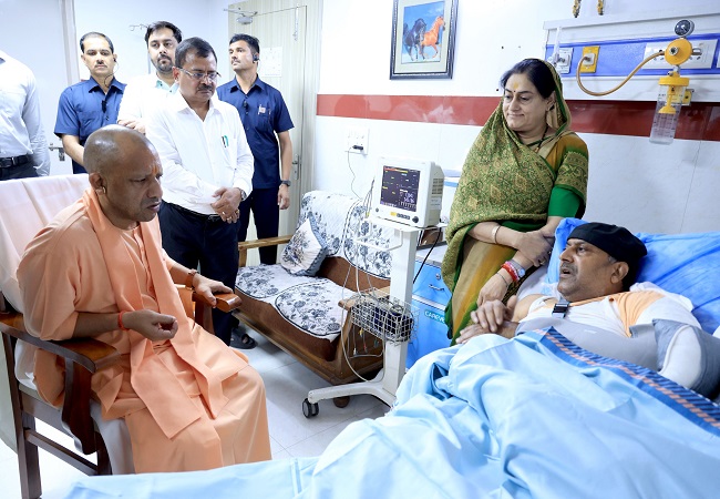 सीएम योगी ने घायल बीजेपी विधायक फतेह बहादुर सिंह का अस्पताल पहुंच पूछा कुशलक्षेम
