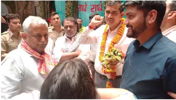 VIDEO-बांके बिहारी मंदिर पहुंचे मुख्यमंत्री के सलाहकार अवनीश अवस्थी, गोस्वामी समाज से की वार्ता