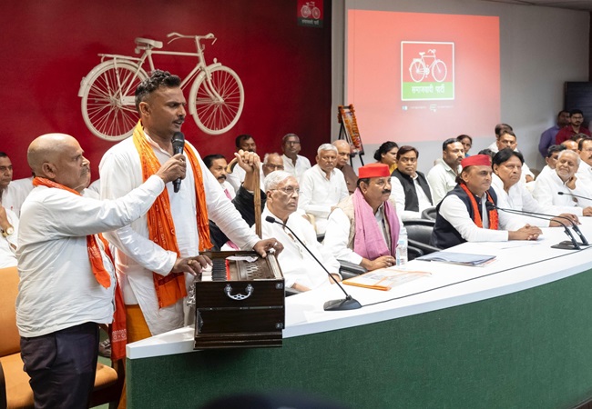 ‘भाजपा पड़ोसी राज्यों से लोगों को लाकर, समाज को बांटने वाली ‘घुसपैठिया राजनीति’ कर रही…’ अखिलेश यादव का बड़ा आरोप