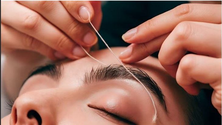 Eyebrow Threading : आइब्रो थ्रेडिंग कराना पड़ सकता है भारी, हो जायें सावधान