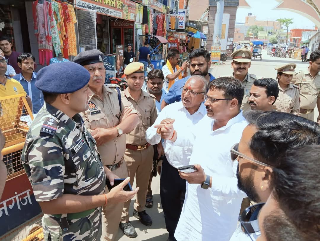 सोनौली बॉर्डर पर वाहनों की धीमी जांच: पुलिस और एसएसबी में तनाव,व्यापारियों ने किया विरोध