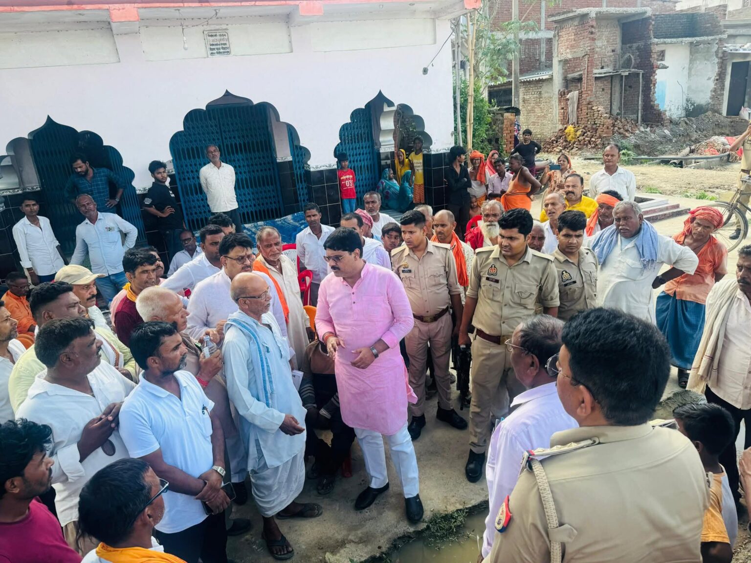 विधायक ऋषि त्रिपाठी ने ग्राम पैसिया ललाइन में की जनचौपाल,बिजली, पानी, सड़क समेत कई मुद्दों पर हुई चर्चा, तत्काल समाधान का दिया आश्वासन