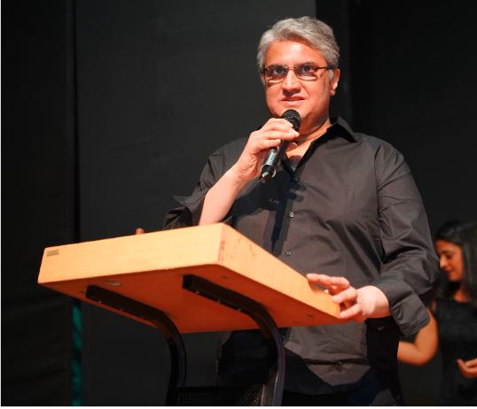 बॉलीवुड डायरेक्टर ने ड्राइवर पर चाकू से किया हमला, FIR दर्ज, सैलरी को लेकर हुआ विवाद