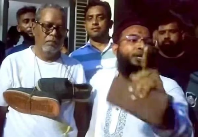 Video: पूर्व चुनाव आयुक्त को भीड़ ने जूतों से पीटा और अंडे मारे; लुंगी-टीशर्ट में घर से ले गई पुलिस