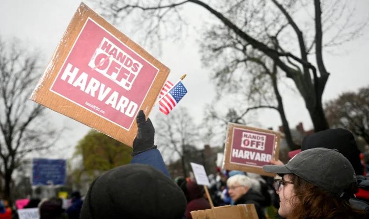 Harvard Foreign Students Admissions : हार्वर्ड में विदेशी छात्रों का प्रवेश रोकने के  प्रयास को कोर्ट का झटका,विवि को मिली जीत