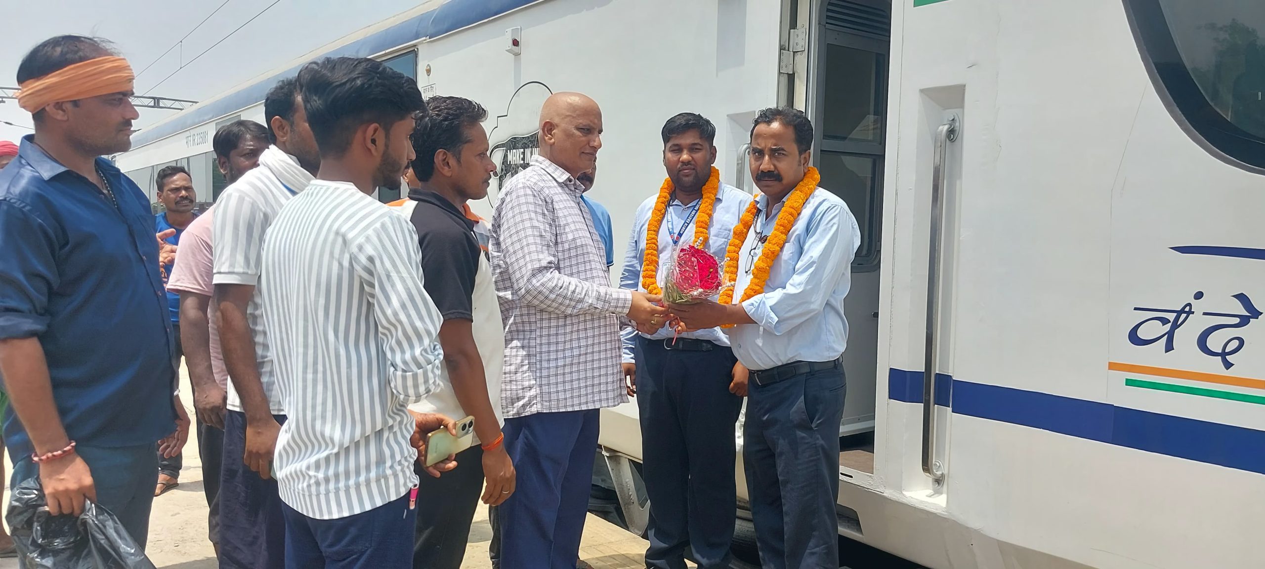 नौतनवा रेलवे स्टेशन पर पहली बार पहुंची वंदे भारत ट्रेन,अध्यक्ष बृजेश मणि त्रिपाठी ने किया भव्य स्वागत