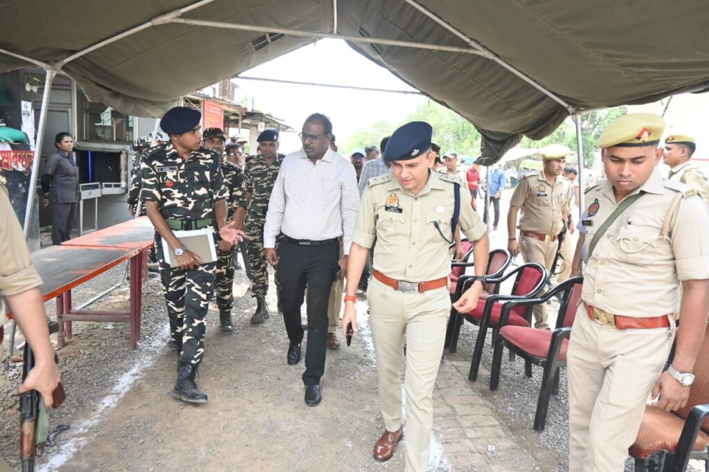 नवागत जिलाधिकारी पहुंचे सोनौली बार्डर, सुरक्षा व्यवस्था का लिया जायजा