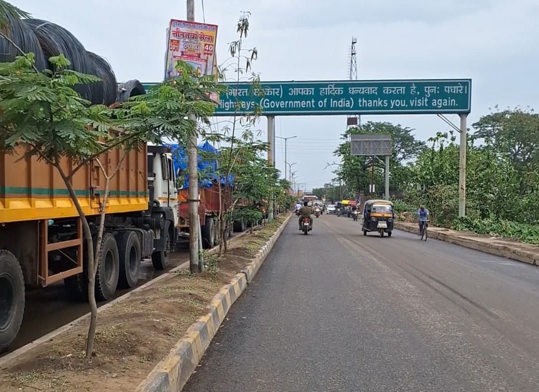 नेपाल कस्टम का सिस्टम अपग्रेड जारी, सोनौली बॉर्डर पर रोज 300 माल वाहक की लंबी कतार,एक लेने पूरी तरह बाधित