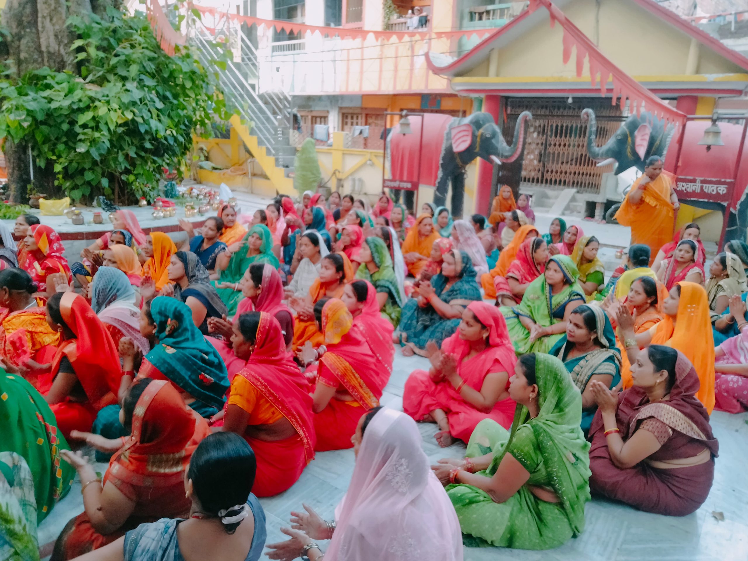 नौतनवा के काली मंदिर में चल रही सात दिवसीय पूजा: महिलाएं नंगे पांव चल कर चढ़ा रही धार, 11 जून तक चलेगा कार्यक्रम