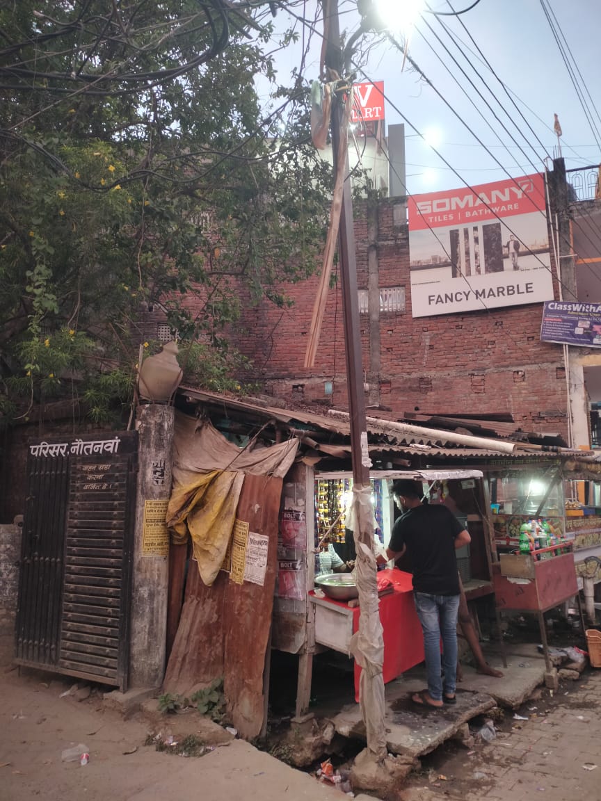बिजली के खंभे में करंट से जान का खतरा: नौतनवा के जय हिंद चौराहे पर लोगों ने पॉलिथीन से किया बचाव, विभाग बेखबर