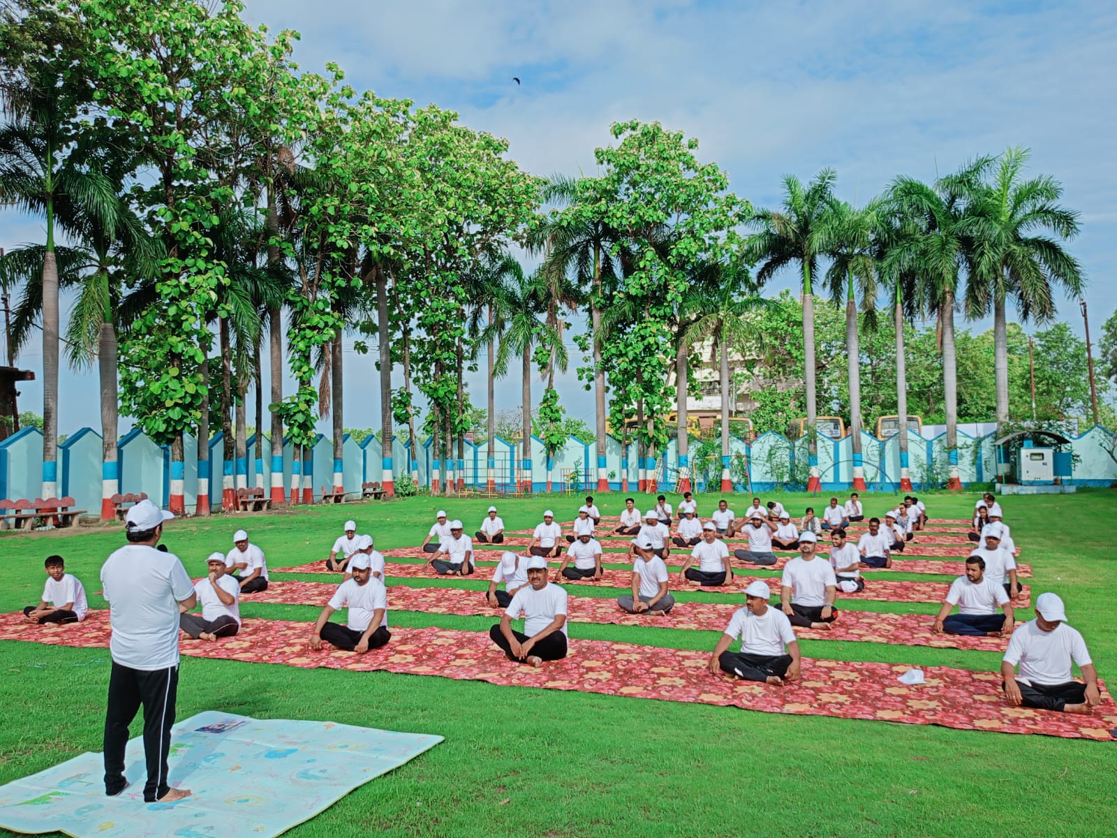 विश्व योग दिवस पर मार्डन एकेडमी सीनियर सेकेंडरी स्कूल नौतनवां में हुआ मुख्य कार्यक्रम, दिलाई गई योग करने की शपथ
