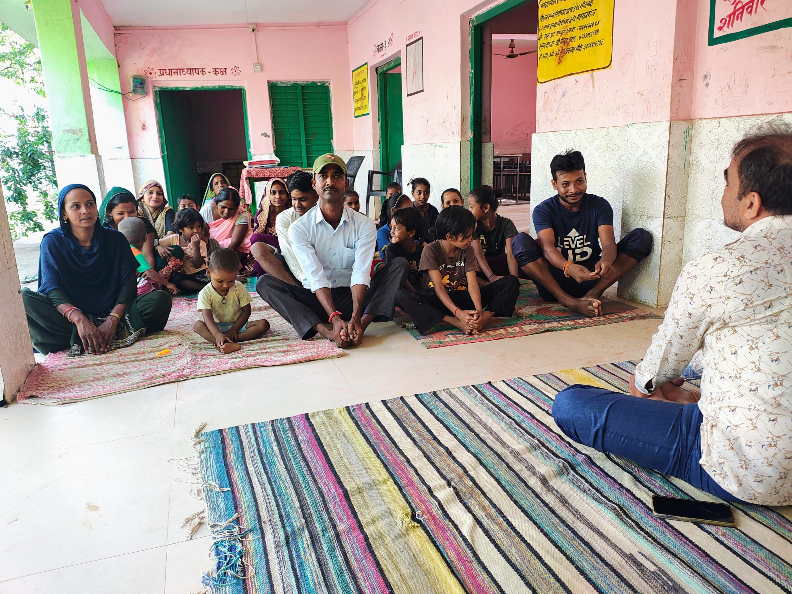 श्यामकाट प्राथमिक विद्यालय में बच्चों, अभिभावकों और ग्रामीणों ने किया योग, किया जागरूक