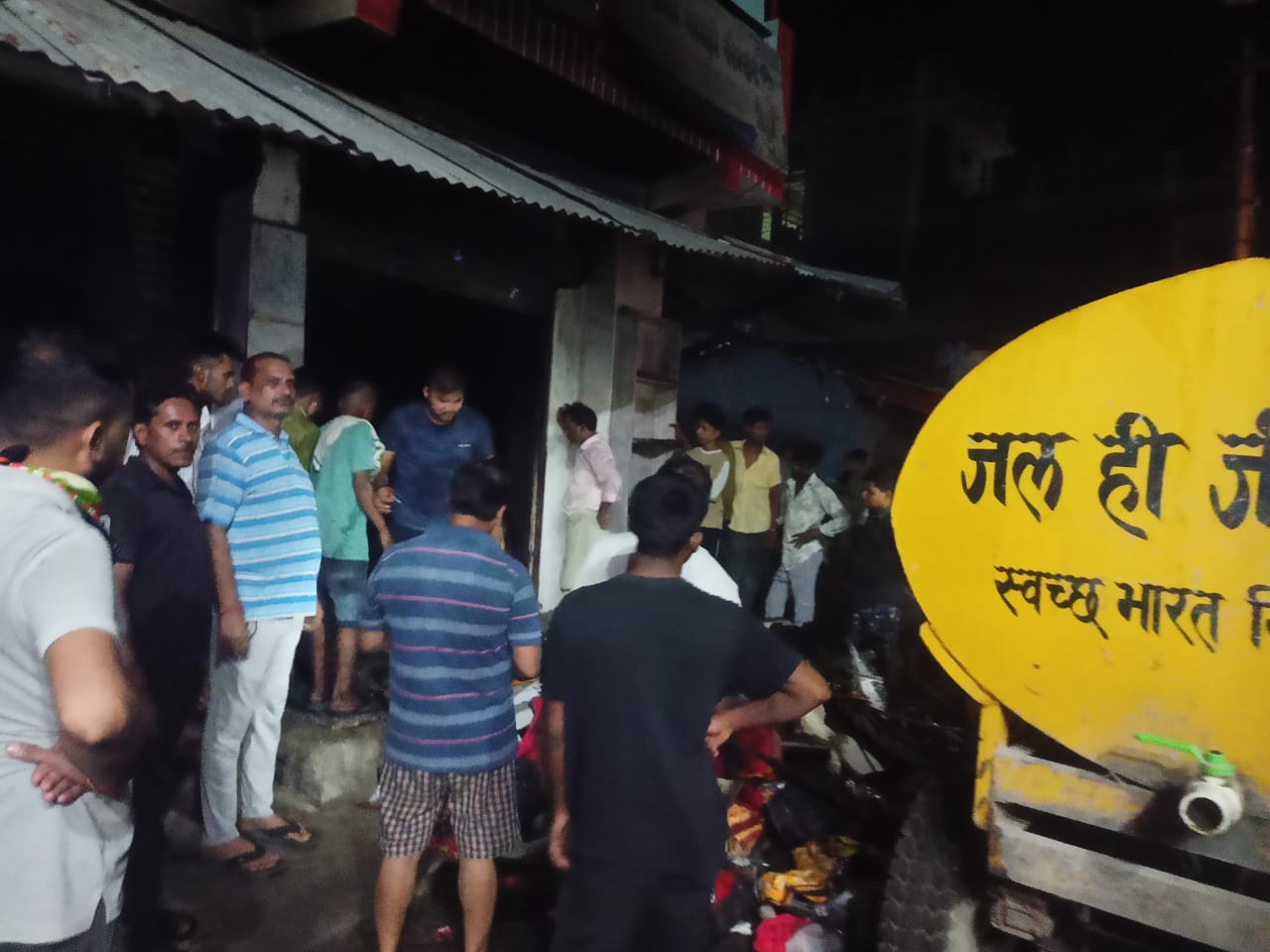 नौतनवा के पड़ाव मैदान में रानी साड़ी सेंटर में भीषण आग,भारी नुकसान