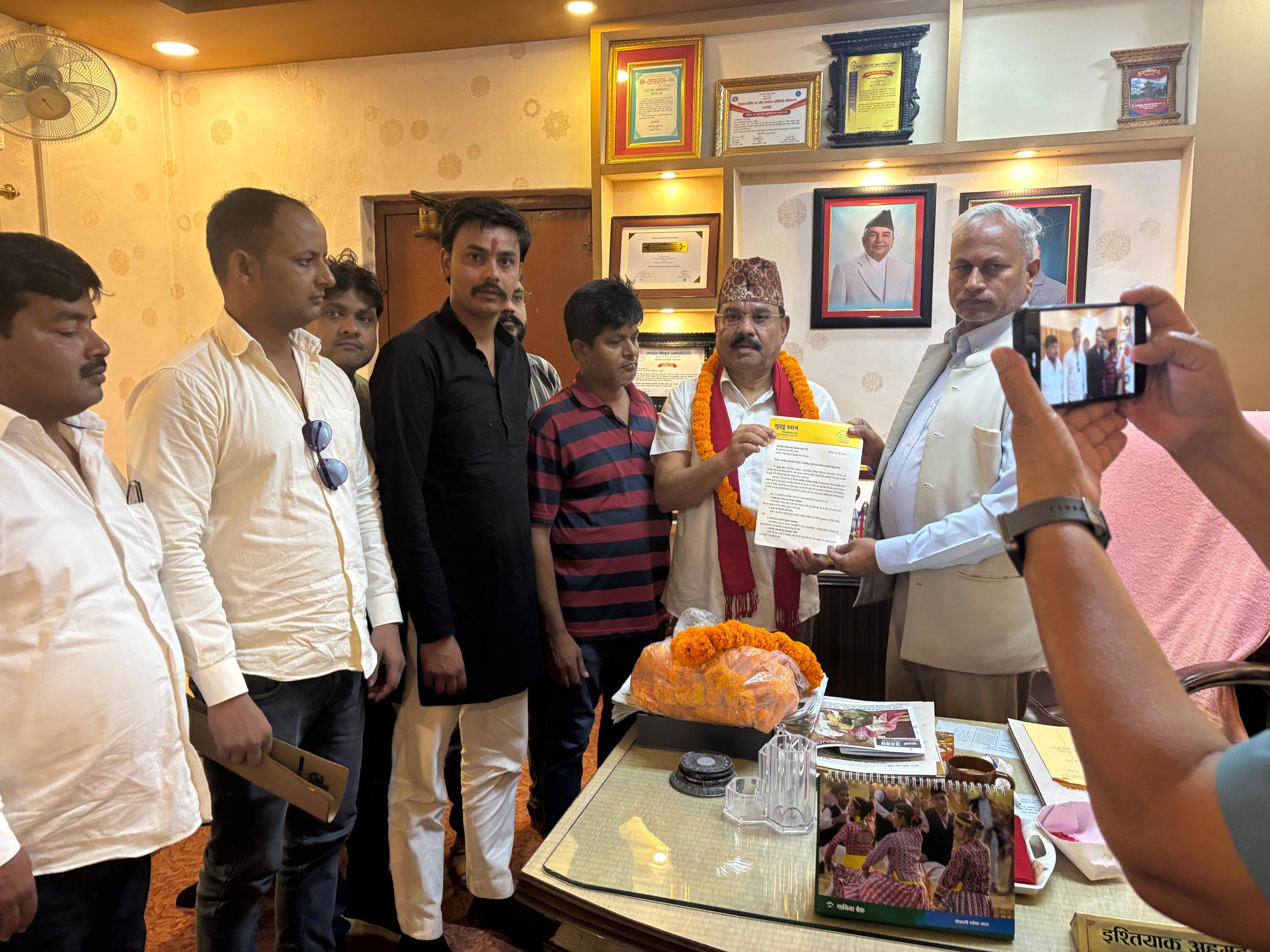भारतीय पर्यटकों की सुरक्षा को लेकर गुड्डू खान ने नेपाल के मेयर को सौंपा ज्ञापन