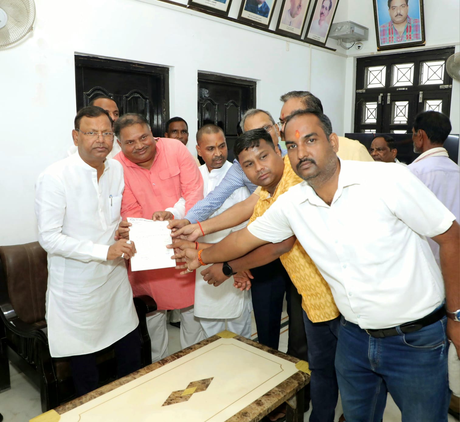 जनता दर्शन में व्यापार मंडल और महिलाओं ने रखी अपनी बात, केंद्रीय मंत्री पंकज चौधरी ने दिया समस्याओं के समाधान का आश्वासन