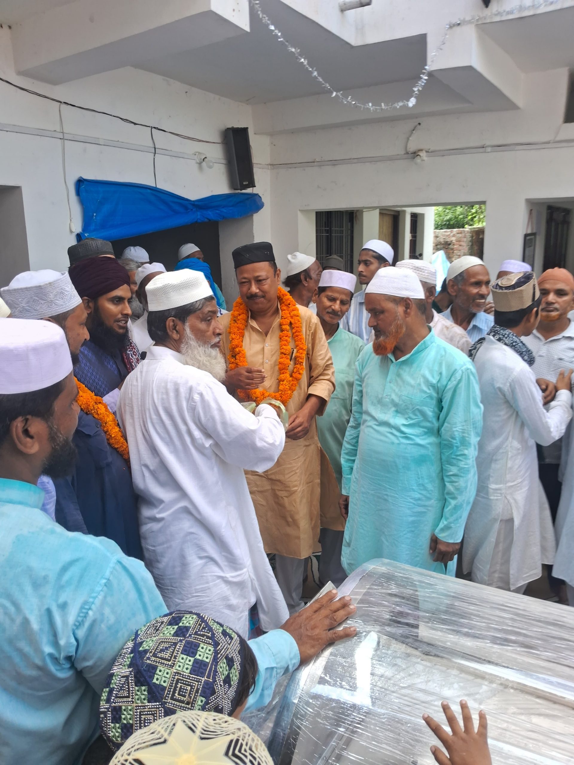 मुस्लिम समुदाय ने दिखाया आपसी सहयोग का उदाहरण, मृत शरीर रखने के लिए खरीदा फ्रीजर बॉक्स