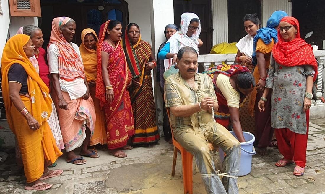 पूर्व चेयरमैन गुड्डू खान को कीचड़ से नहला कर इंद्रदेव को मनाने की अनोखी पहल