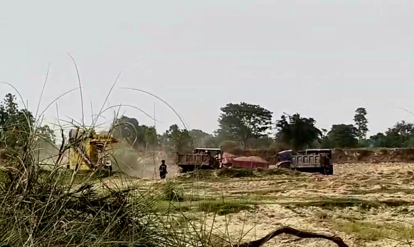 सोनौली में अवैध मिट्टी खनन जारी,नदी किनारे दिन-रात हो रही है खनन,प्रशासन मौन