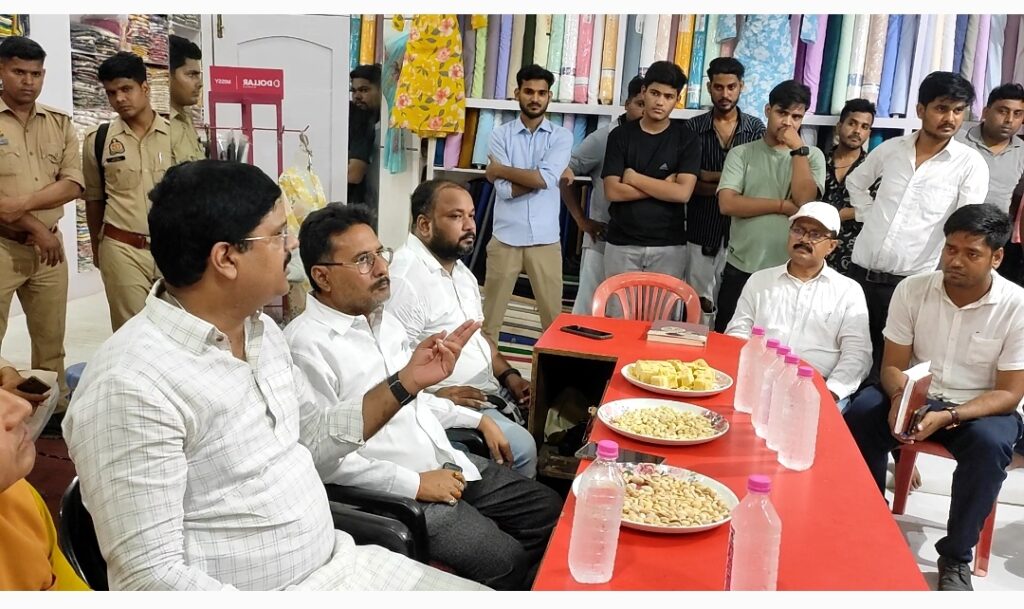 सोनौली में बिजली कटौती पर व्यापारियों ने जताई नाराजगी:विधायक ने अधिकारियों को दिए समाधान के निर्देश,बड़ी संख्या में लोग शामिल