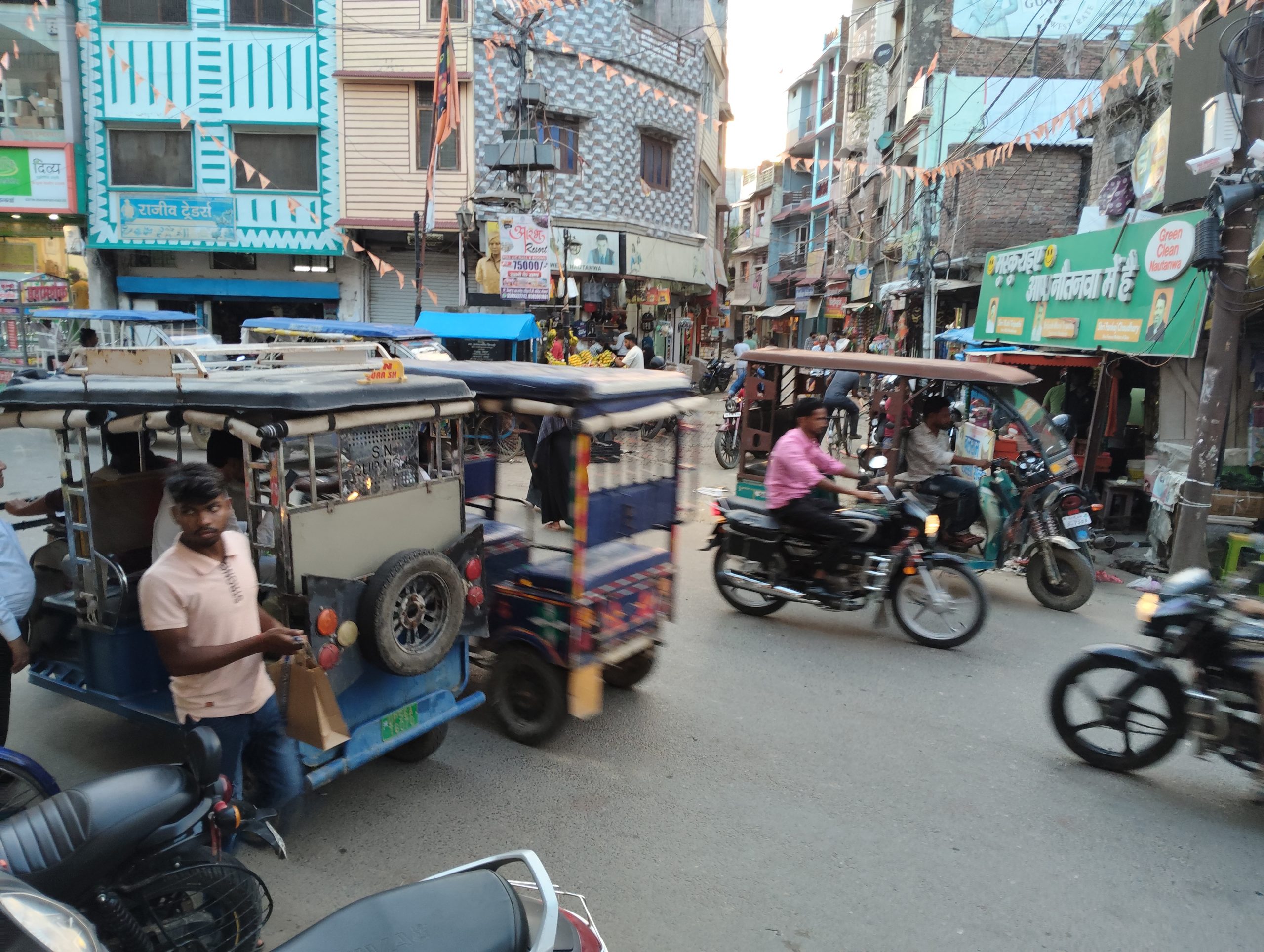 नौतनवा: भगत सिंह चौक पर दिनभर लगा रहता है जाम, ई-रिक्शा बना बड़ा कारण