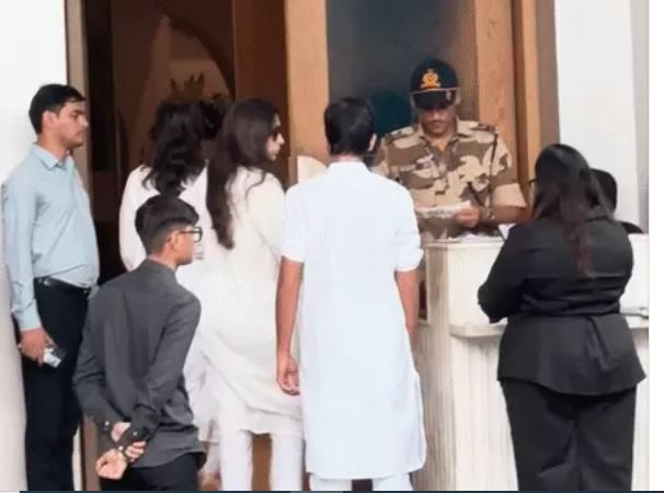 करिश्मा कपूर के पूर्व पति संजय का आज दिल्ली में होगा अंतिम संस्कार, बच्चों के साथ दिल्ली हुई रवाना