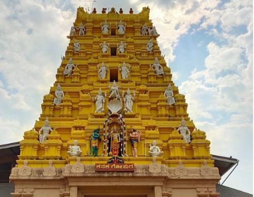 इस मंदिर में खिड़की से होते हैं भगवान के दर्शन , जानें अनोखी परंपरा की पूरी कहानी