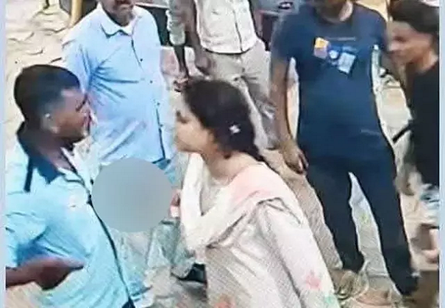 Video-इतनी गोलियां मारूंगी पहचान में नहीं आओगे… पेट्रोल पंप पर रिवॉल्वर तान युवती ने सेल्समैन को दी धमकी