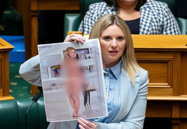 Video: महिला सांसद ने सदन में सबको दिखाई अपनी नग्न तस्वीर; मचा हड़कंप