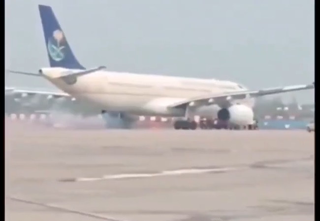 Video: लखनऊ एयरपोर्ट पर लैंडिंग के दौरान विमान के पहियों से निकलने लगा धुआं, मचा हड़कंप
