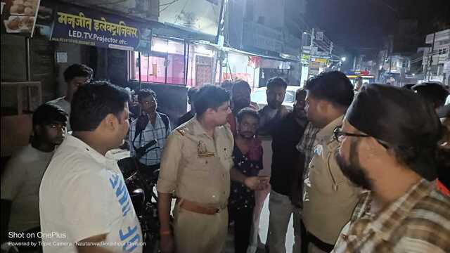 टैंकर में भिड़ी इनोवा, सड़क पर ही भिड़ गए दोनों पक्ष