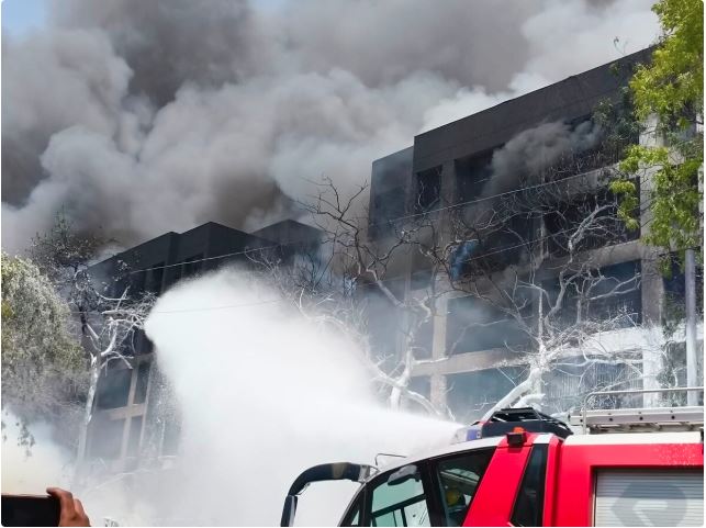 VIDEO-अहमदाबाद के रिहायसी इलाके में यात्री विमान क्रैश, 242 लोग थे सवार,आसमान में धुएं का गुबार देखा गया