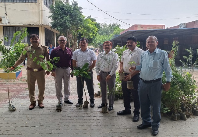 आरटीओ ऑफिस कानपुर रोड लखनऊ में भारतीय पत्रकार वेलफेयर एसोसिएशन लखनऊ ने किया वृक्षारोपण