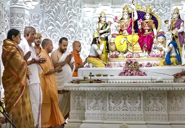 Video: अयोध्या में वैदिक मंत्रोच्चार के राम दरबार की प्राण प्रतिष्ठा संपन्न, CM योगी ने की आरती