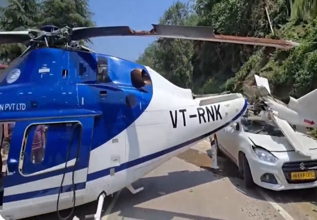 Video: हेलिकॉप्टर की बीच सड़क हुई इमरजेंसी लैंडिंग, कार पर गिरा पिछला हिस्सा