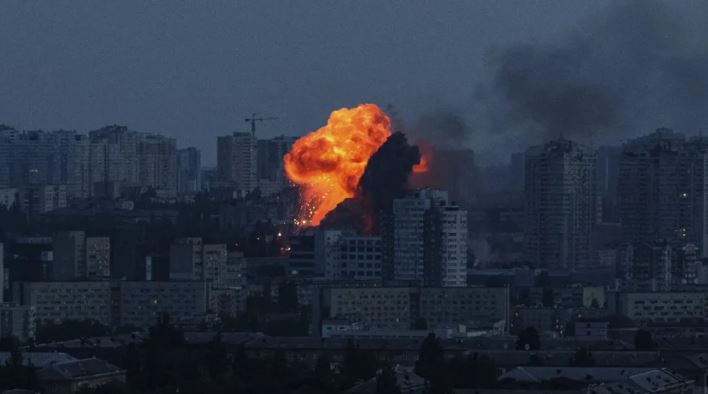 Russia Attack On Ukraine : रूस ने यूक्रेन पर मिसाइलों और ड्रोन से किया घातक हमला,रातभर बमों की बारिश से गूंजा कीव, 5 की मौत