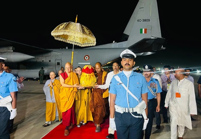 भगवान बुद्ध की पवित्र अस्थियां वियतनाम से लायी गईं भारत, जानिए कहां अनुयायी कर सकेंगे दर्शन