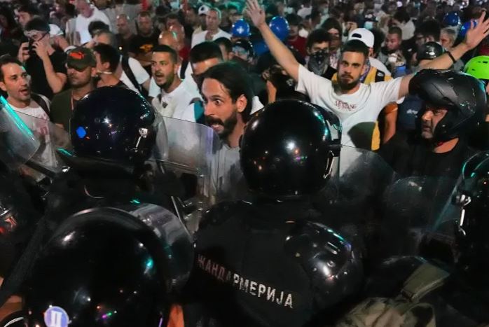 Serbia Protest : सर्बिया की सड़कों पर प्रदर्शन तेज, झड़प में पुलिस ने दर्जनों लोगों को किया गिरफ्तार