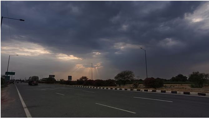 UP Rain Alert : पश्चिमी यूपी में कल करवट लेगा मौसम, सोमवार को छिटपुट, मंगलवार को पूरे प्रदेश में होगी बारिश