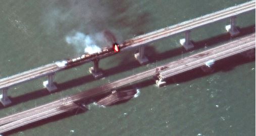 Russia-Ukraine War : यूक्रेनी हमले में रूस-क्रीमिया पुल क्षतिग्रस्त , पानी के भीतर विस्फोटक लगाकर किया हमला